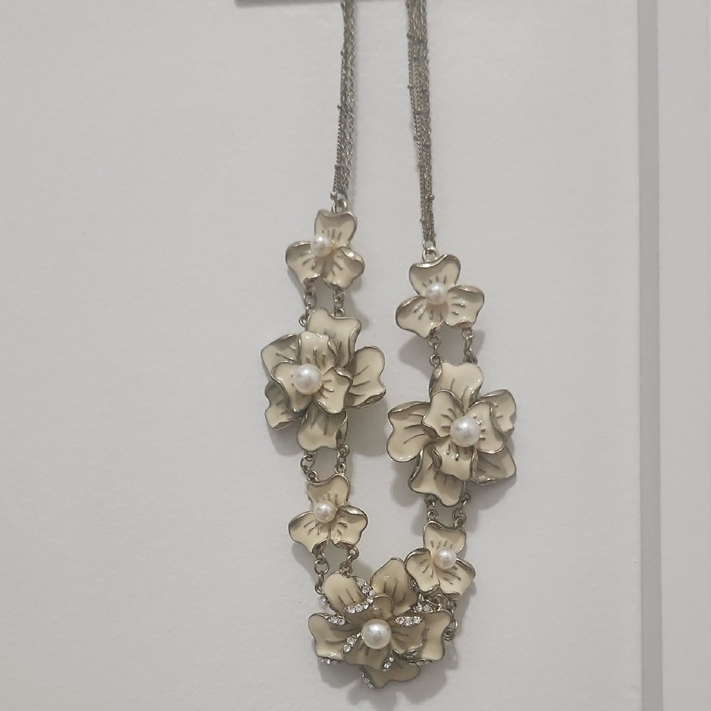 Elegant Floral Pearl Necklace
